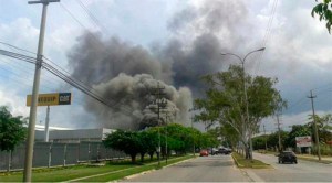 Controlado incendio en la sede de Venequip Caterpillar en Valencia