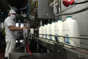 Supermercados venden solo 2 litros de leche líquida por persona