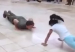 Una niña vence a un soldado estadounidense en flexiones (Video)