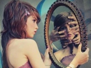 ¿Te miras al espejo y no te gusta lo que ves? Podrías sufrir de Captotrofilia