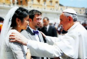 Papa crea grupo para “salvaguardar” el matrimonio