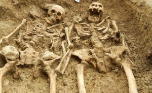 Hallan restos de una pareja tomada de las manos luego de 700 años