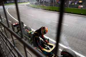Otra vez… Pastor Maldonado choca en la práctica del circuito en Singapur (Fotos)