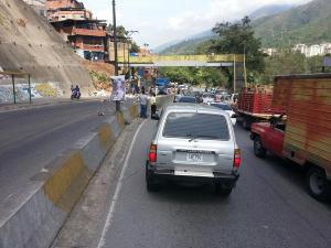 Cerrada la vía hacia Mariches por protesta (Fotos)
