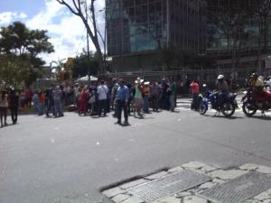 Buhoneros protestan en los alrededores del Unicentro El Marqués este #19S
