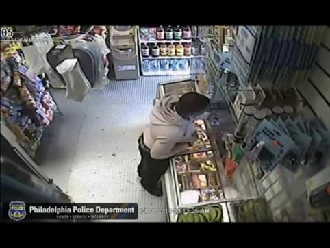 Buscan a un atracador que simuló una pistola con un plátano (Video)