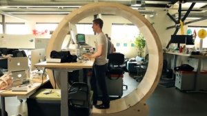 ¡Innovador! Crean una “Rueda de Hámster” para combatir el sedentarismo de oficina (Video)