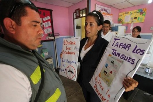 Los pacientes reciben datos sobre la eliminación de criaderos. (Foto/Jorge Castellanos)