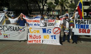 Padres protestaron en Valencia porque “Venezuela merece estar mejor”