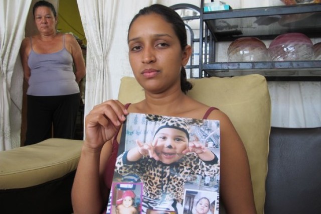 Yaniret Carmona, de 26 años, dijo que su hija murió tras horas de levantarse con una fiebre alta (Juan Forero)