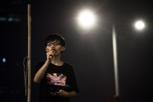 Líder de manifestaciones de Hong Kong cumple 18 años