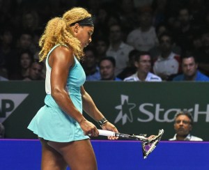 VIDEO: Serena Williams enfurecida rompe su raqueta al perder un punto