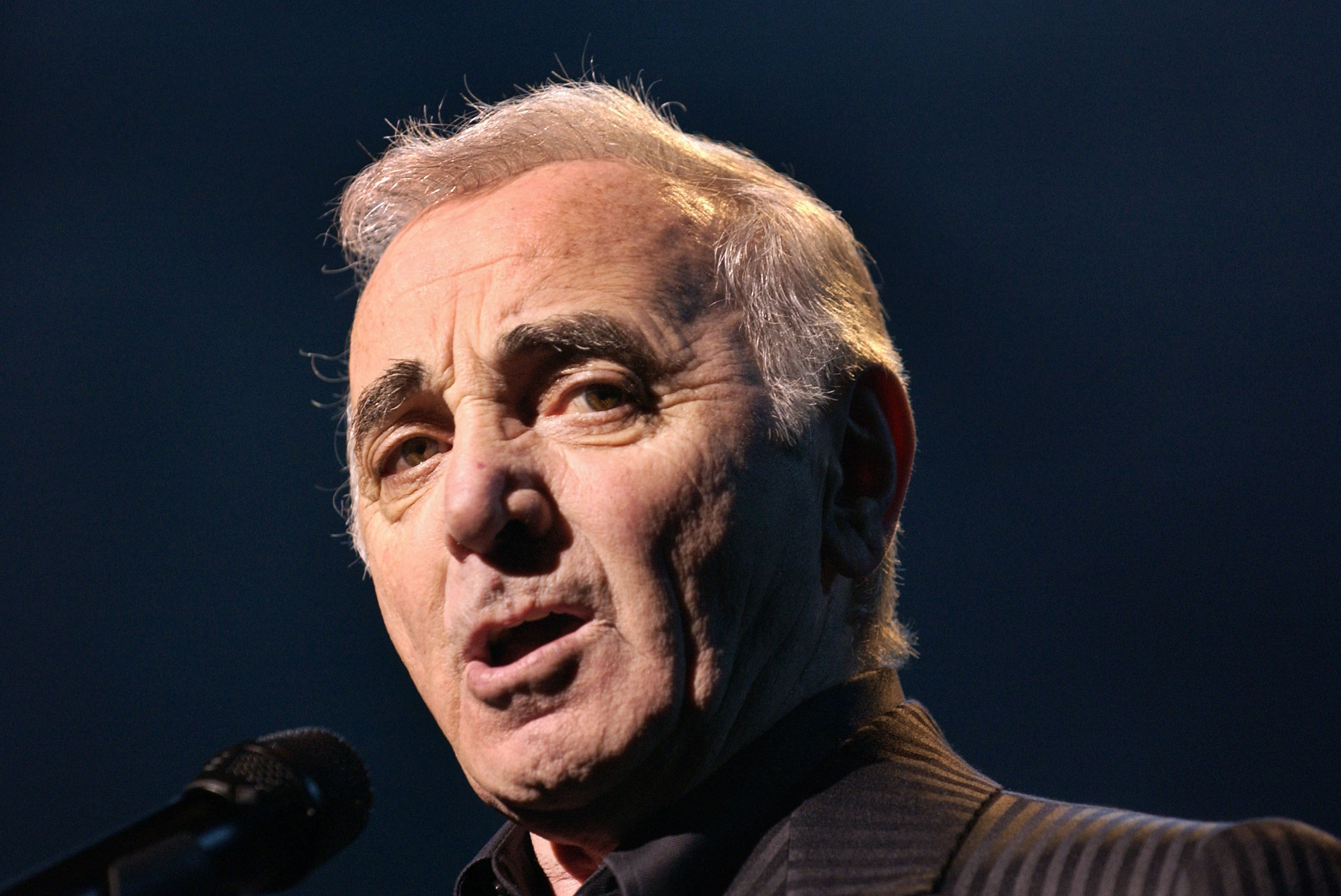 Charles Aznavour, hospitalizado por cansancio, aplaza un concierto en Ginebra