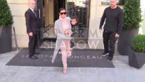 Kim Kardashian olvidó a su bebé en un hotel en París (Foto)