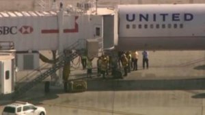 Aterriza en Los Angeles avión de United Airlines con posible paciente con ébola a bordo