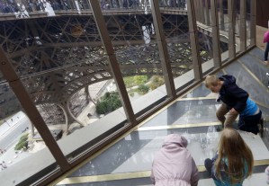 El nuevo piso de vidrio de la Torre Eiffel que da vértigo (Fotos)