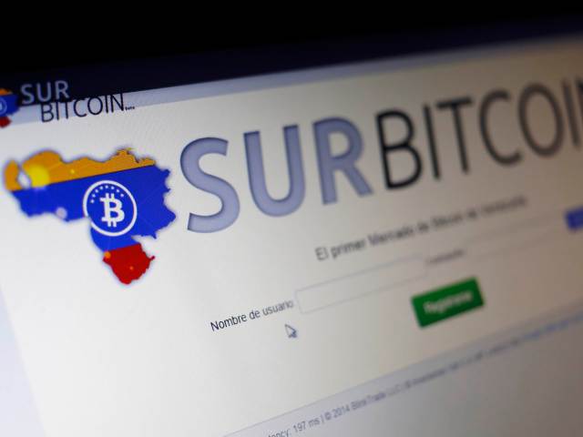 Página web de la plataforma de bitcoin SurBitcoin visto en un computador en Caracas