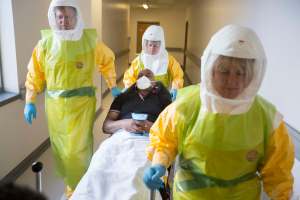 El ébola dispara la demanda de trajes de protección