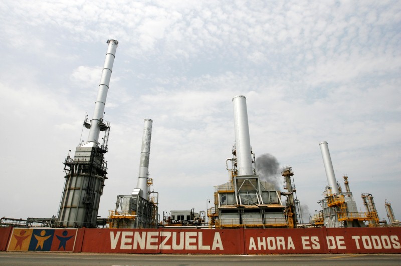 Venezolanos en Twitter tachan de ridícula celebración chavista ante reactivación de la refinería El Palito