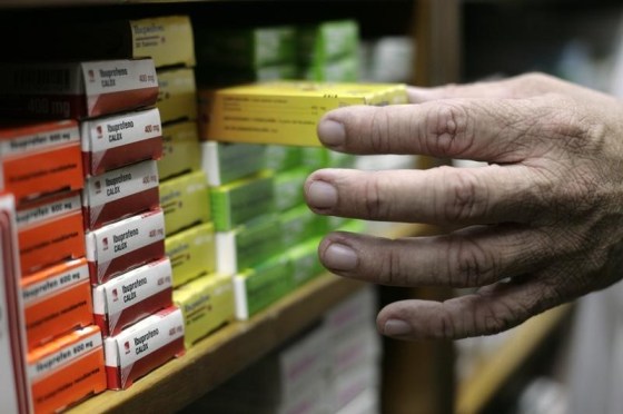 Imagen de archivo de un farmaceútico arreglando cajas de mediciona en Caracas