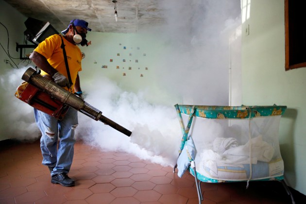 Fumigación en el municipio Sucre (foto Reuters)