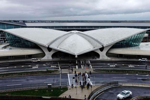 Personas transitan por el terminal de llegadas del aeropuerto JFK en Nueva York (foto Reuters)