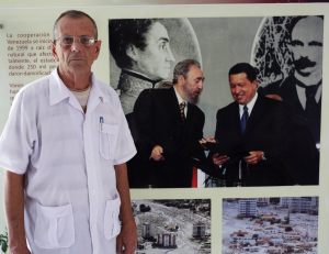 Cubanos que combatirán el ébola en África se despiden de Chávez y Fidel (Fotos)