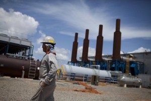 Fuerte baja de bonos venezolanos por desplome de precios del petróleo