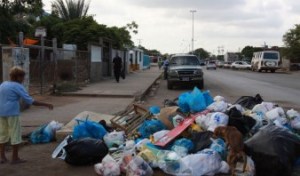 Habitantes de Barcelona se quejan de vivir entre basura