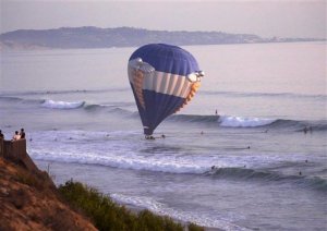 ¡Inolvidable! Le pedía matrimonio en un globo aerostático y cayeron al mar (Video)