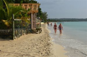 Erosión consume famosa playa jamaiquina