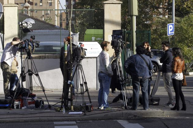 Periodistas a las puertas del Hospital Carlos III de Madrid, donde permanece ingresada la auxiliar de enfermería Teresa Romero (Foto EFE)