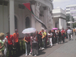 Oficialistas esperan frente a la AN para asistir al velorio de Serra (Fotos)