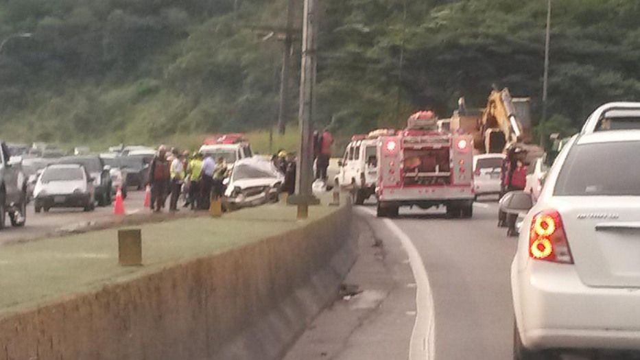Accidente en la autopista Petare-Guarenas deja dos heridos