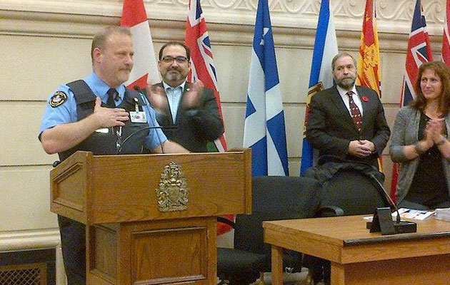 Cerveza gratis para el oficial que salvó el Parlamento de Canadá de un islamista