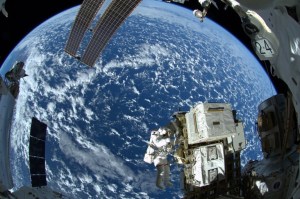 Increíble imagen muestra la caminata espacial de los astronautas (Foto)