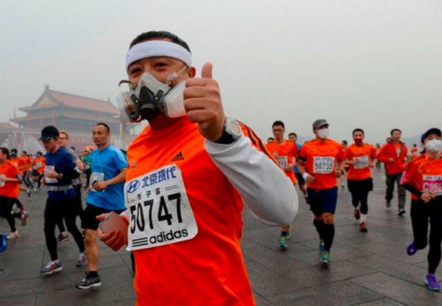 FOTOS: Contaminación en Beijing obliga a miles de maratonistas a correr con máscaras