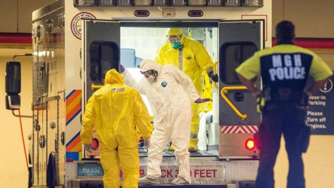 Inmovilizan un avión en Boston por posible contagio de ébola