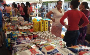Buhoneros piden anular decreto que les prohíbe vender productos regulados