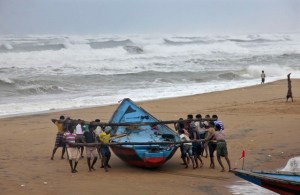 India evacúa a más de 100 mil personas ante fortalecimiento de ciclón Hudhud