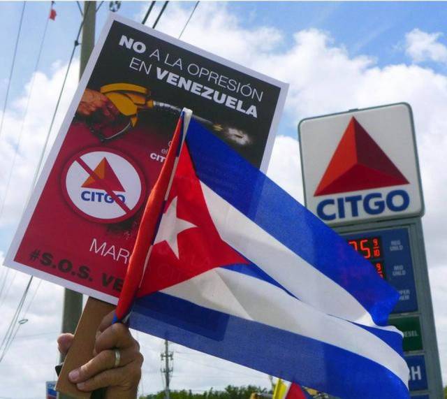 Exiliados cubanos y venezolanos participan en una protesta contra Citgo en Doral, el 4 de abril de este año.Roberto Koltun/el Nuevo Herald 