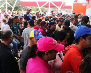 Fanáticos se quejan de desorden en venta de boletos en el Luis Aparicio (Fotos)