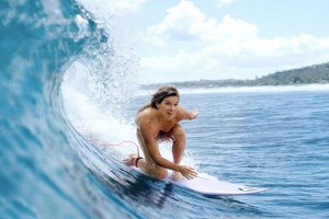 ¿La surfista más sexy? Se hizo famosa por montar olas desnuda (Video)