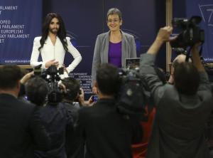 Conchita Wurst posó en el Parlamento Europeo (Fotos)
