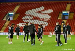 Así entrenó el Real Madrid en Anfield (Fotos)