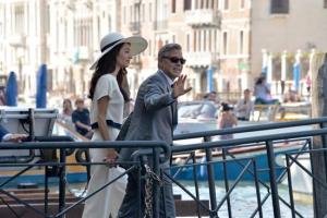 George Clooney y Amal, las imágenes del glamur de Hollywood en Venecia