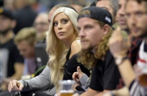 El look de Lady Gaga para ir al partido de baloncesto (Fotos)