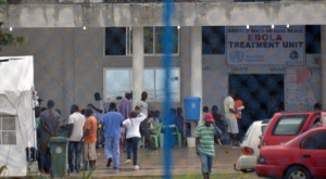 Personal sanitario de Liberia amenaza con endurecer su huelga ante el avance del ébola