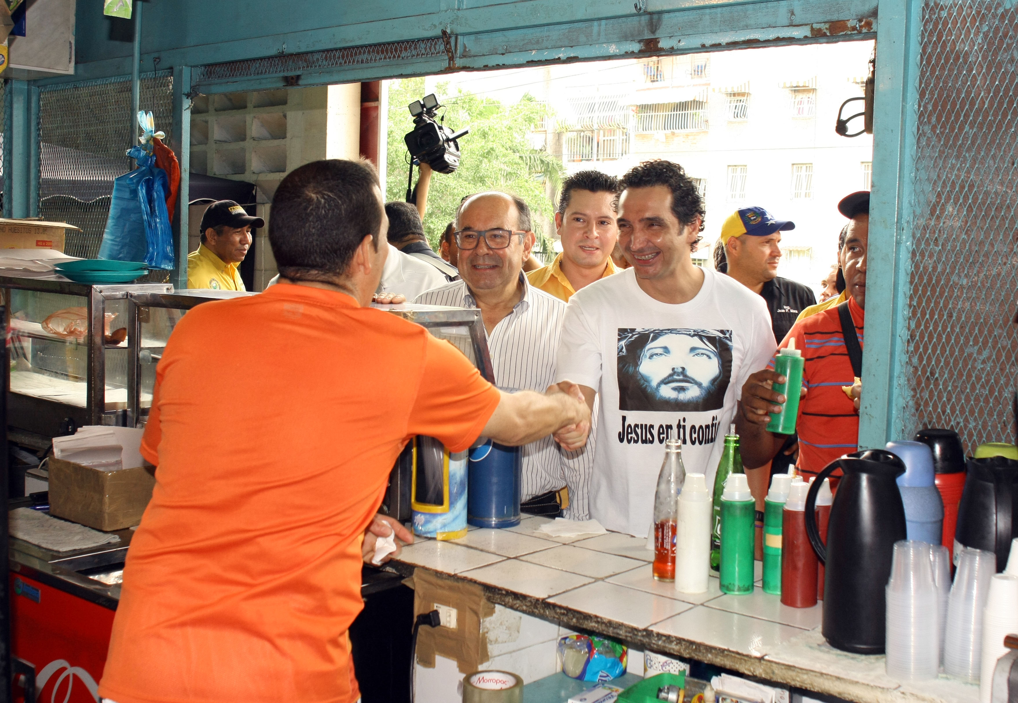 El recorrido de Richard Mardo e Hiram Gaviria por el mercado periférico de Caña de Azúcar (Fotos)