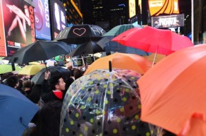 Neoyoquinos sacan paraguas a Times Square para apoyar protestas en Hong Kong (FOTOS)